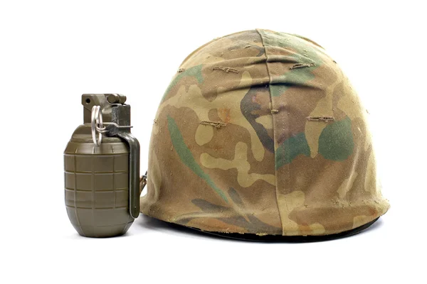 Военный шлем и граната — стоковое фото