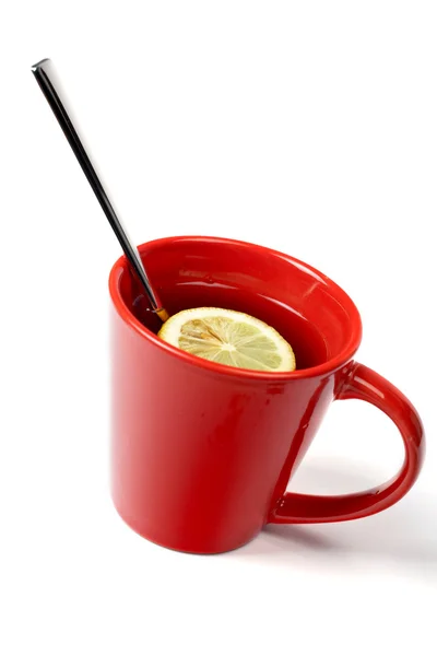 Piros csésze tea citrommal és a kanál — Stock Fotó