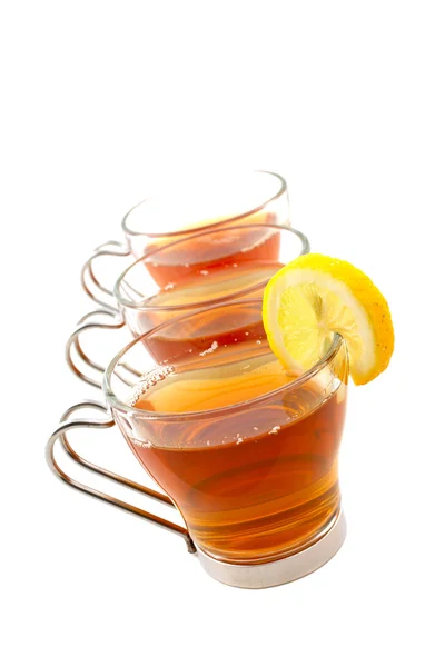 Три чашки чая с одним ломтиком лимона — стоковое фото