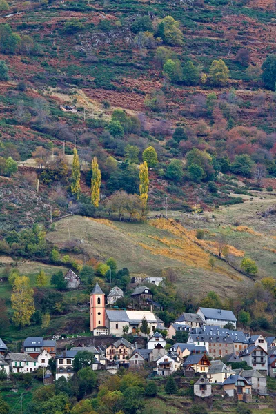 Herbstfarben im Bergdorf — Stockfoto