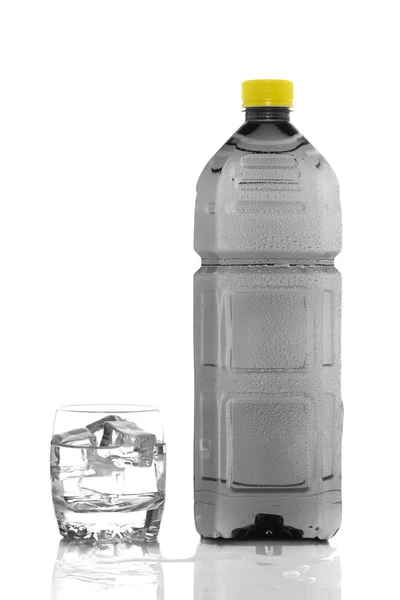 Láhve a sklo minerální vody kapky Royalty Free Stock Obrázky