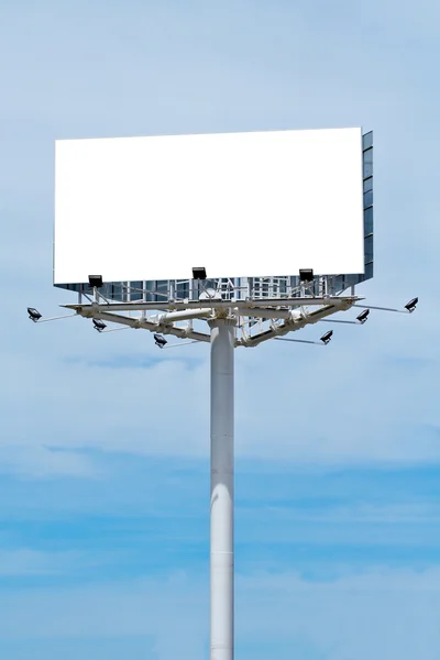 Panneau d'affichage blanc sur ciel nuageux Photo De Stock