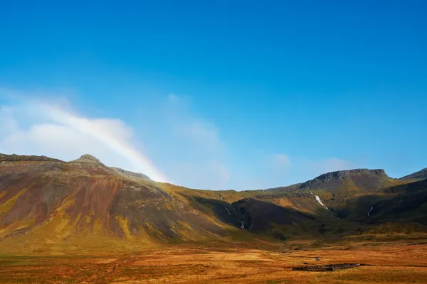Hermoso arco iris sobre las montañas, fiordos del norte Islandia Imágenes De Stock Sin Royalties Gratis