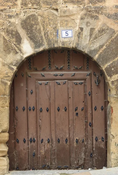Антикварная деревянная дверь — стоковое фото
