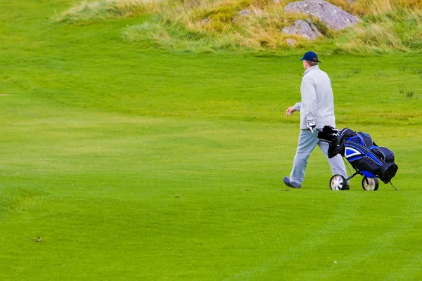 ゴルファーの散歩 — ストック写真