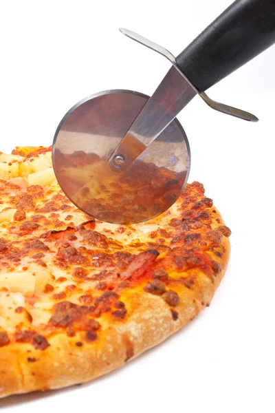 Pizza italiana e cortador — Fotografia de Stock
