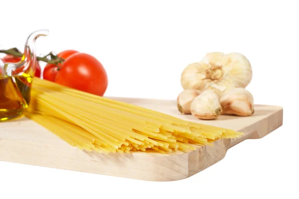 Tomatoes, olive oil, garlic and spaghetti — Stock Photo, Image