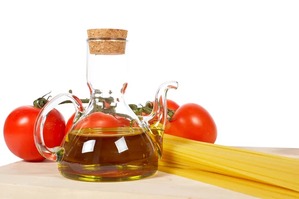 Tomaten, olijfolie, knoflook en spaghetti — Stockfoto