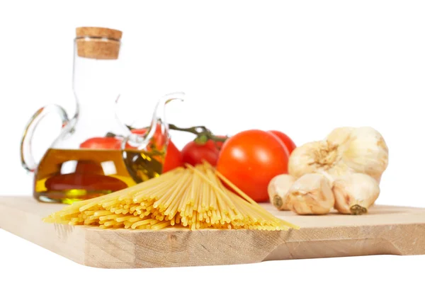 Помідори, оливкова олія, часник і спагетті — стокове фото