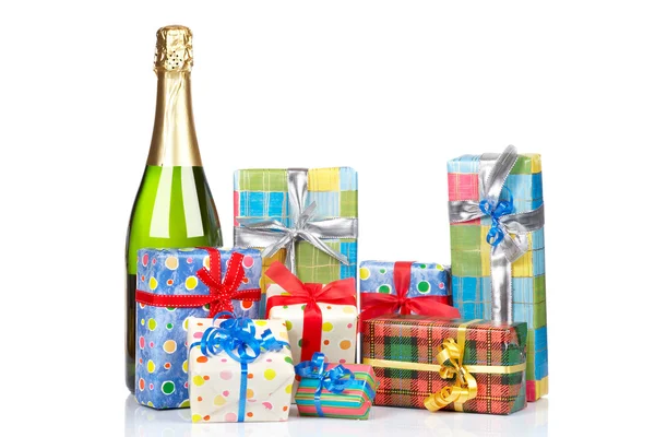 Cadeaux et bouteille de champagne — Photo