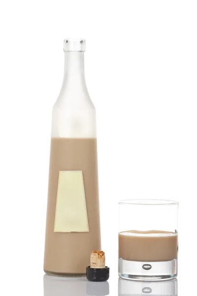 Viski krem şişe ve cam — Stok fotoğraf