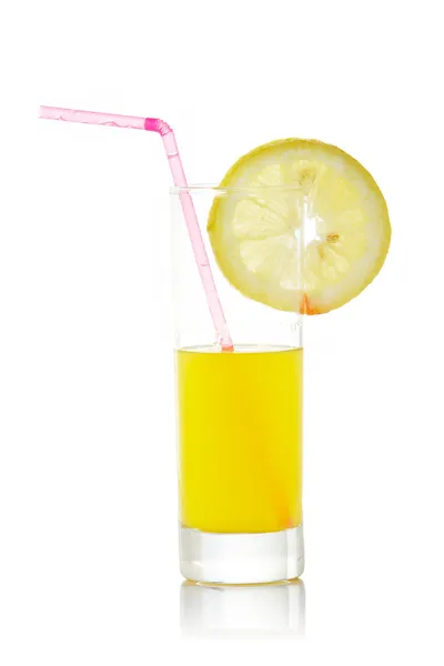 Suco com uma fatia de limão e palha — Fotografia de Stock