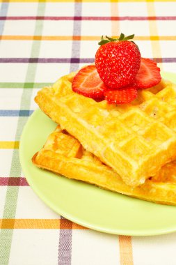 waffle ve yeşil plaka üzerinde çilek