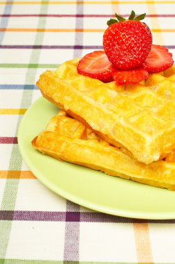 waffle ve yeşil plaka üzerinde çilek