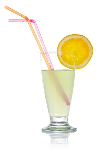 Suco com uma fatia de limão e palhas — Fotografia de Stock