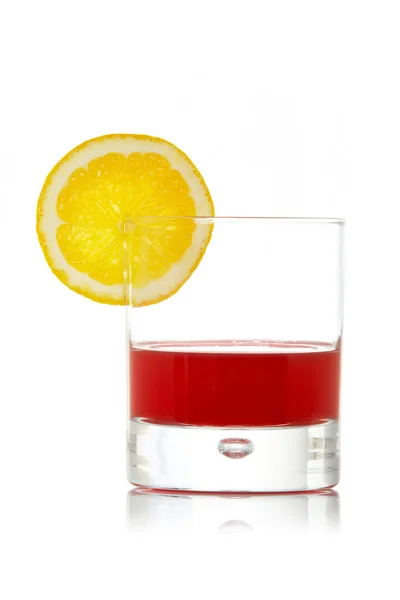 Limon dilimi ile taze meyve suyu — Stok fotoğraf