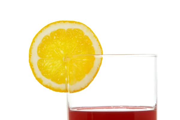 Свежий сок с ломтиком лимона — стоковое фото