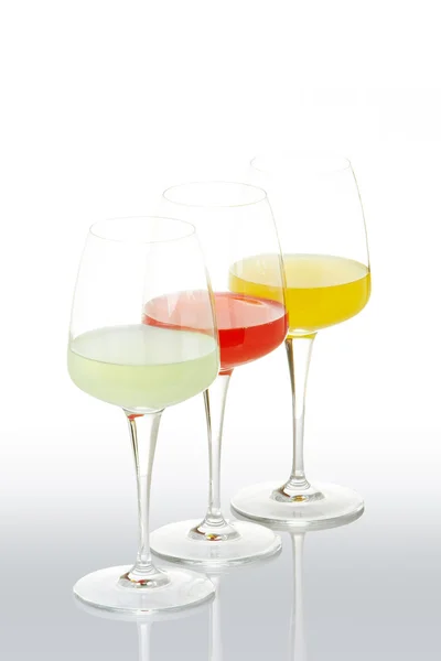Três copos com bebidas — Fotografia de Stock