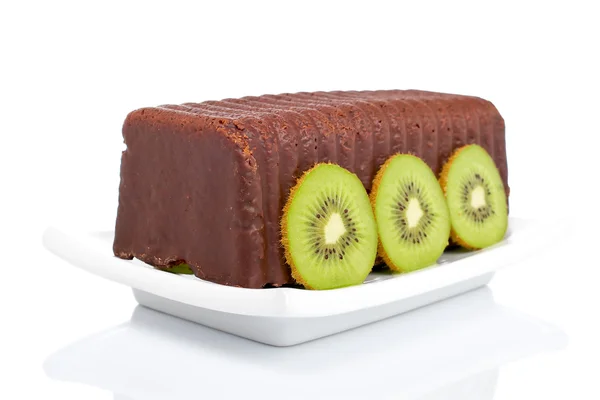 Kuchen mit Kiwi auf einem Teller — Stockfoto