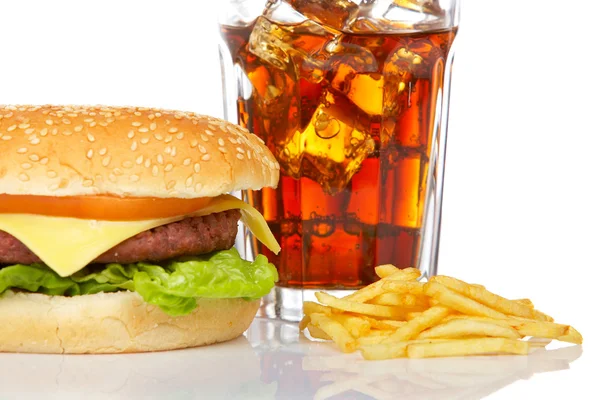Cheeseburger, soda e patatine fritte — Foto Stock