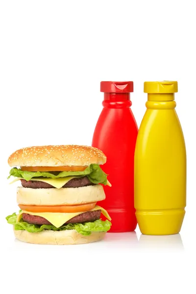 Cheeseburger doppio con senape e ketchup — Foto Stock