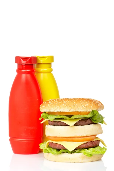 Подвійний чізбургер з гірчицею та кетчупом — стокове фото
