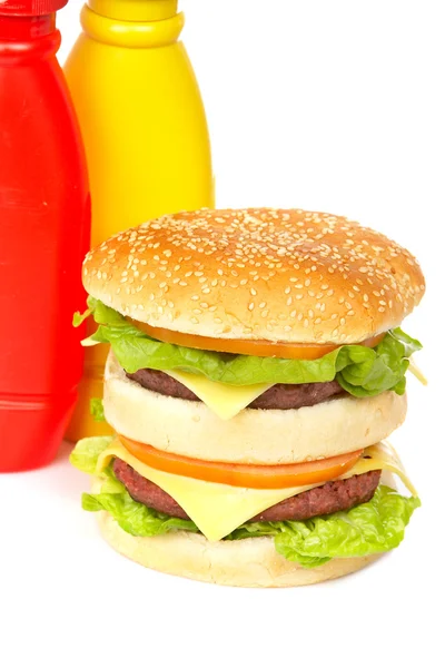 Dvojitý cheeseburger s hořčicí a kečupem — Stock fotografie