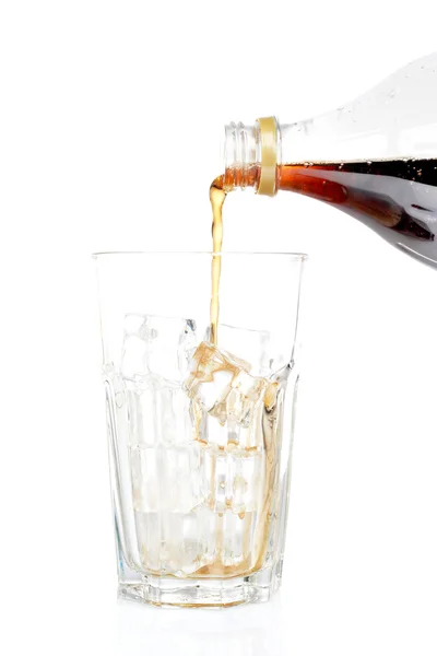 Refrigerante derramado em um copo vazio — Fotografia de Stock