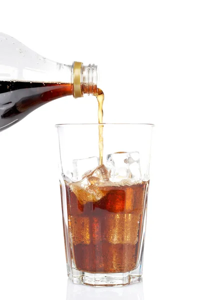 Hällde soda i ett glas — Stockfoto