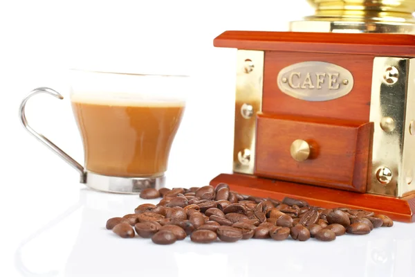 Tasse, Mühle, Kaffeekanne und Bohnen — Stockfoto