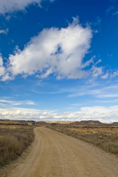 Estrada solitária sob céu nublado — Fotografia de Stock