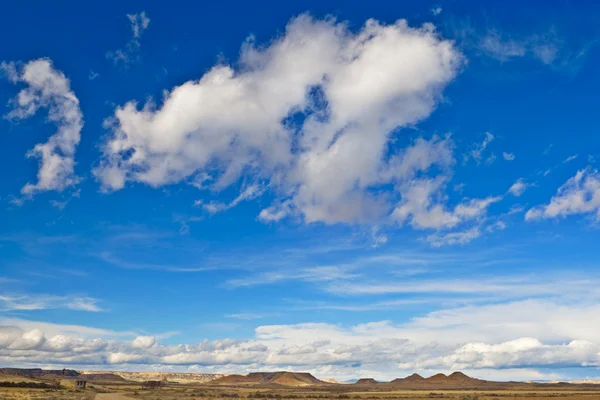 Hill bulutlu gökyüzü altında — Stok fotoğraf