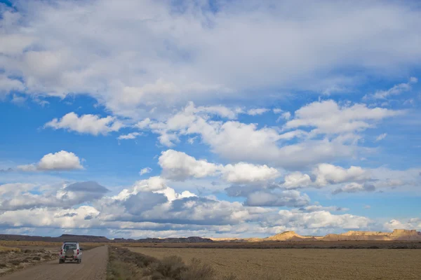 Rijden onder de bewolkte hemel — Stockfoto