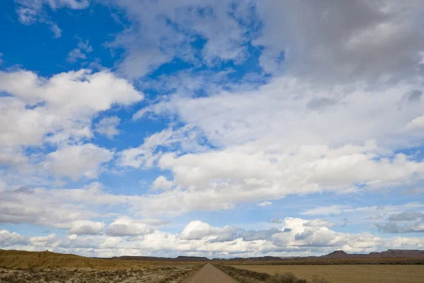 Strada solitaria sotto cielo nuvoloso — Foto Stock