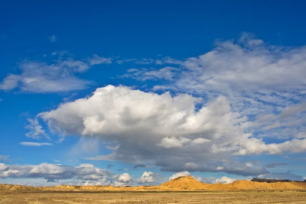 Hill bulutlu gökyüzü altında — Stok fotoğraf