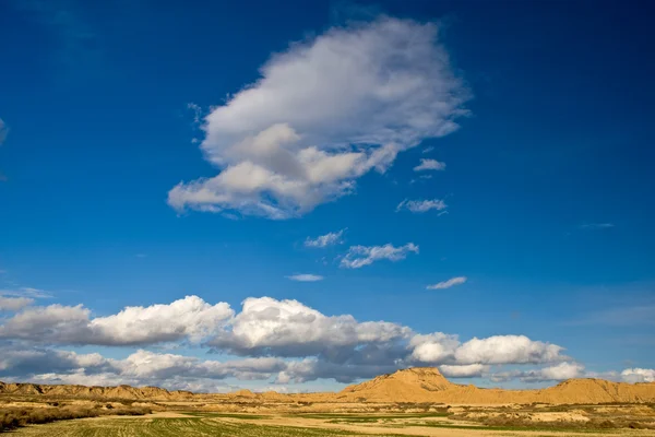 Heuvel onder de bewolkte hemel — Stockfoto