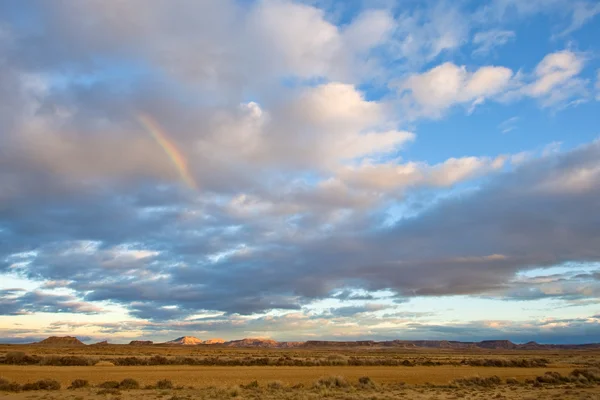 Rainbow over de heuvel — Stockfoto