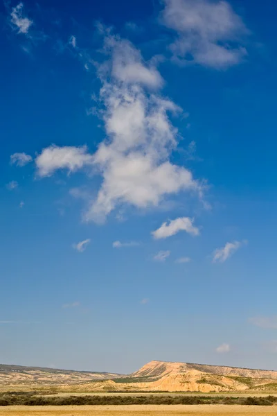 Heuvel onder de bewolkte hemel — Stockfoto