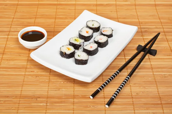 Sushi i sos sojowy — Zdjęcie stockowe