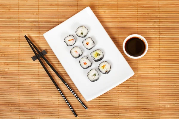 Sushi en soja saus — Stockfoto