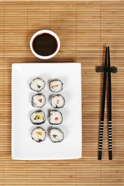 Sushi en soja saus — Stockfoto
