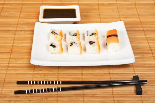 Sushi und Sojasauce — Stockfoto