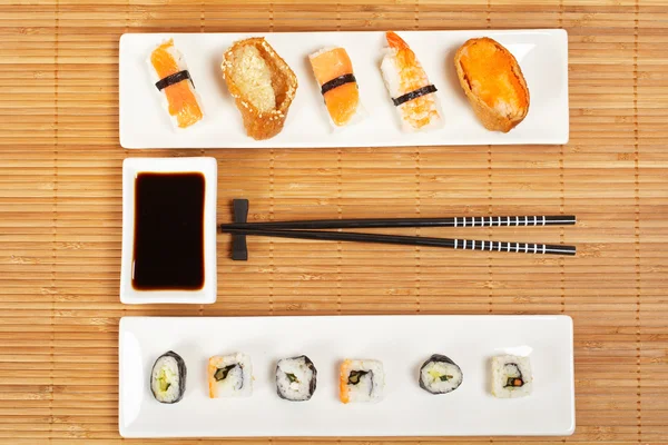 Sushi e salsa di soia — Foto Stock
