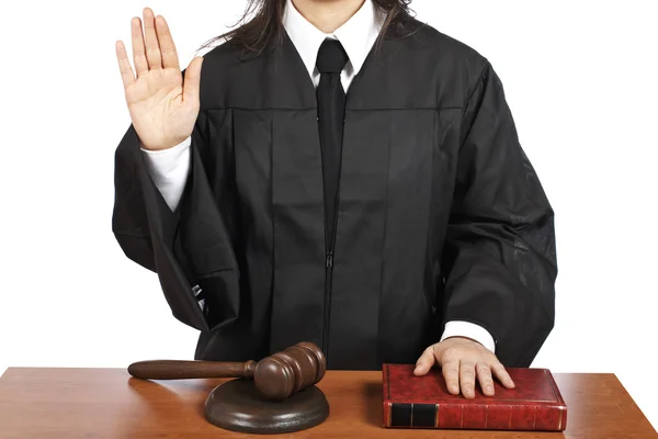 Juíza do sexo feminino fazendo juramento — Fotografia de Stock