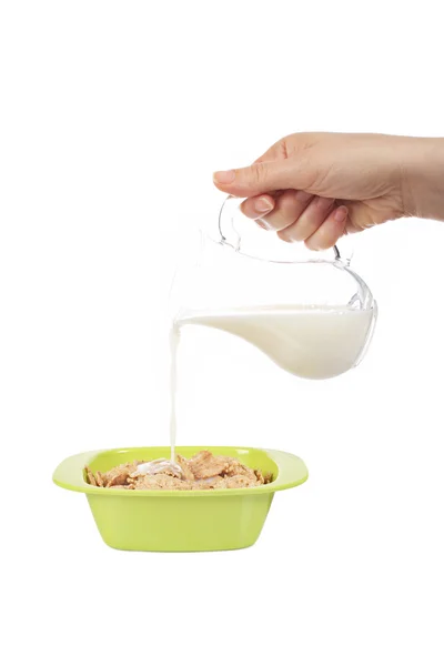 Наливать молоко — стоковое фото