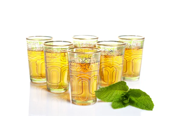 Néhány üveg csésze tea menta levelek — Stock Fotó