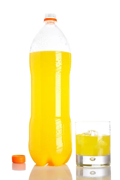 Bottiglia e bicchiere di aranciata con goccioline — Foto Stock