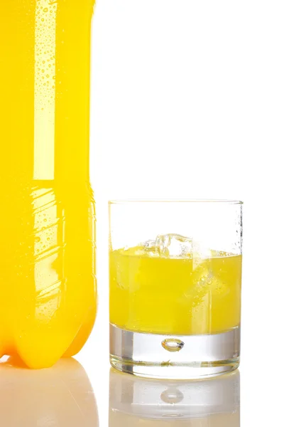 Garrafa e vidro de refrigerante laranja com gotículas — Fotografia de Stock