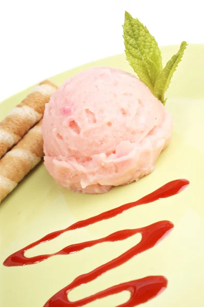 Delicious raspberries ice cream — Stock Photo, Image