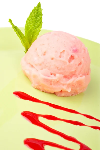 Delicioso sorvete de framboesas — Fotografia de Stock